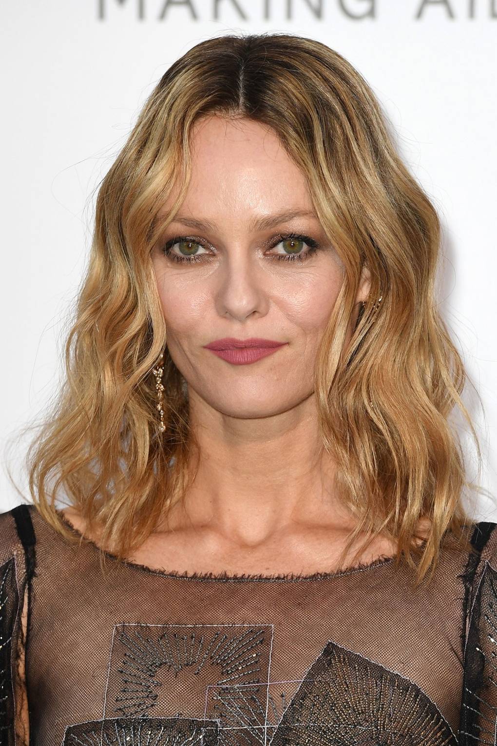 How To Style Grown Out Roots Celebrities With Dark Roots Hair