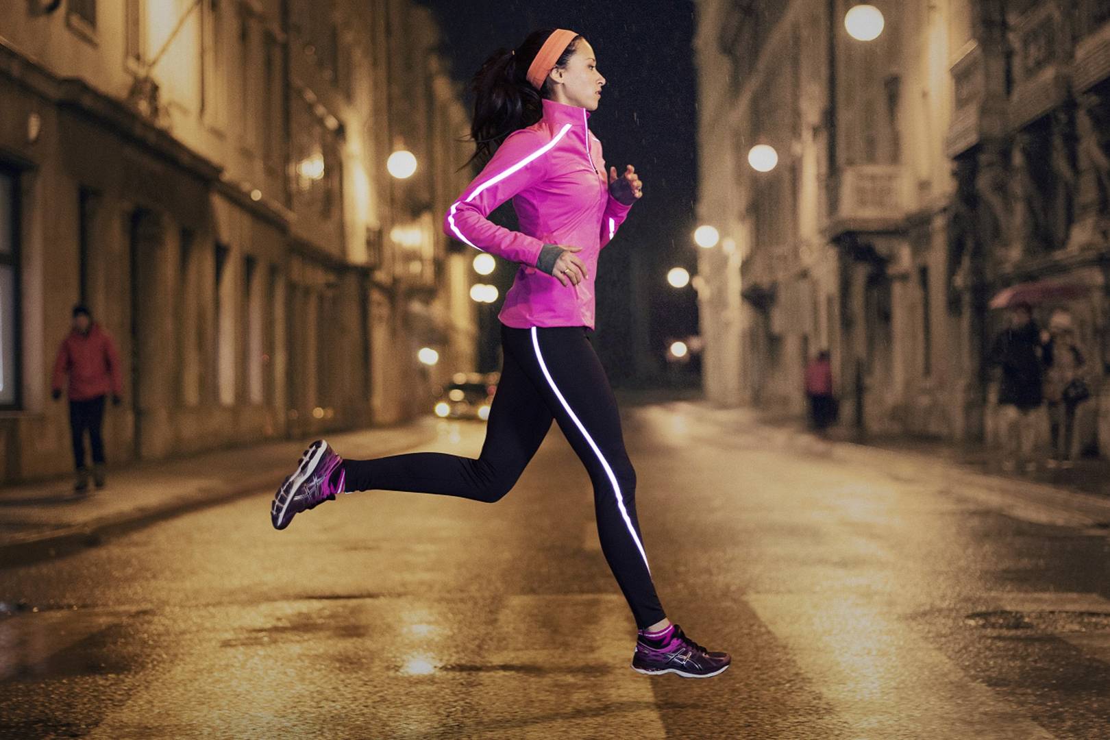 Made in run. Бег одежда для женщин красивая стильная. Running. Night Running. Going for a Run in Winter clothes.