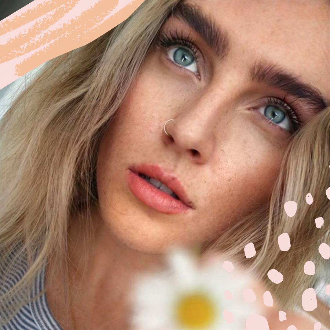 Image: Little Mix's Perrie Edwards just showed off her freckles and makeup-free skin in a stunning holiday snap