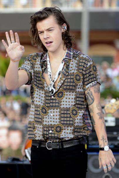 Harry Styles Style: Fashion Story in Photos 2012 - 2017 (lots of shirts ...