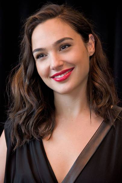 Gal Gadot hairstyles & makeup - celebrity beauty, Wonder Woman | Glamour UK