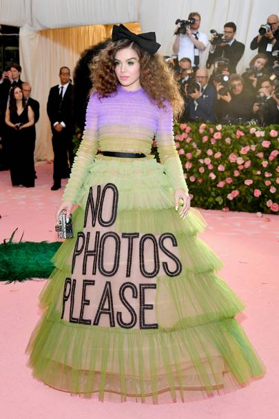 Hailee Steinfeld Wore 19 S Most Instagrammable Dress To The Met Gala Glamour Uk
