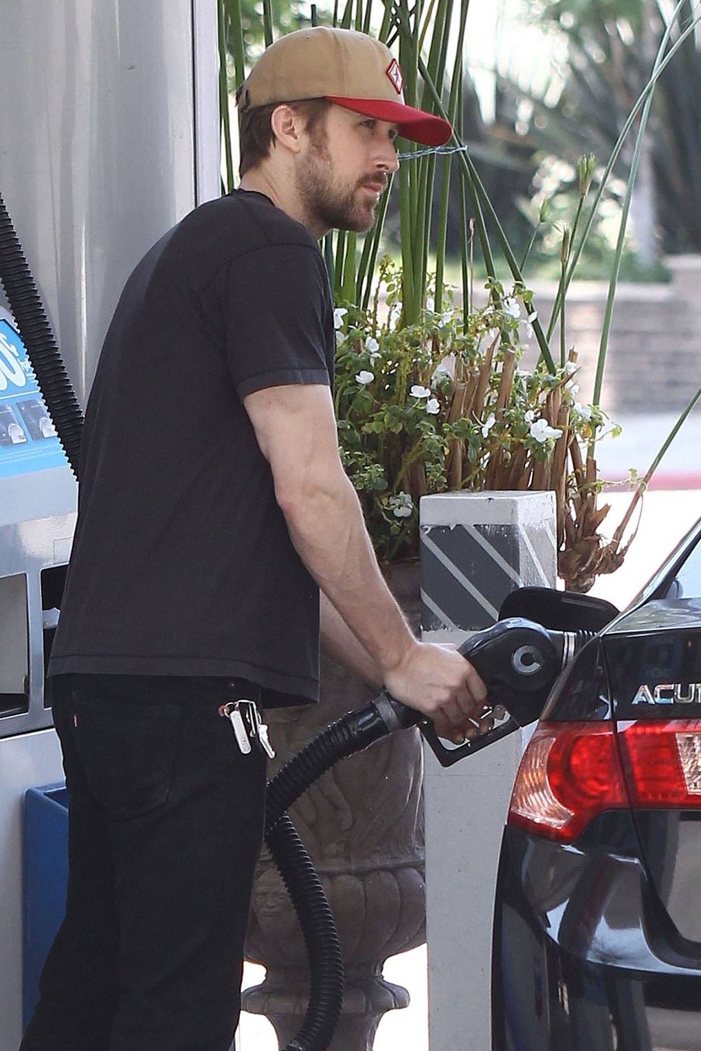 Hot actors at petrol stations: Chris Pratt, Ben Affleck & Ryan Gosling ...