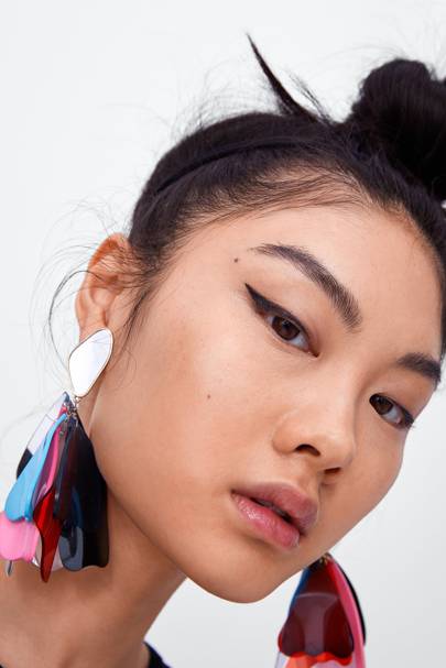Statement Earrings That Will Zhuzh Up Your Outfit With Minimal Petal Earrings 12 99 Zara