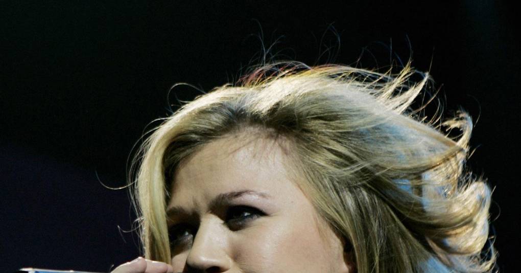 Kelly Clarkson covers Taylor Swift's Shake It Off watch video