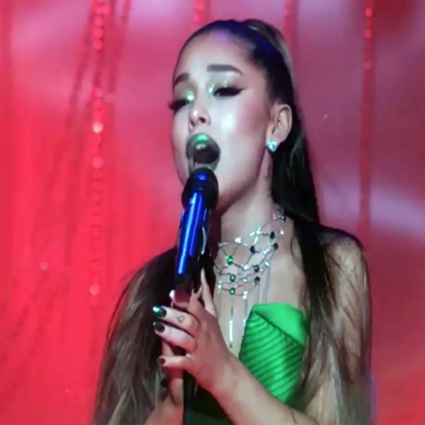 Ariana Grande Takes Out Her Hard Nipple Pokies new picture Ariana Grande Takes Out Her Hard Nipple Pokies new foto