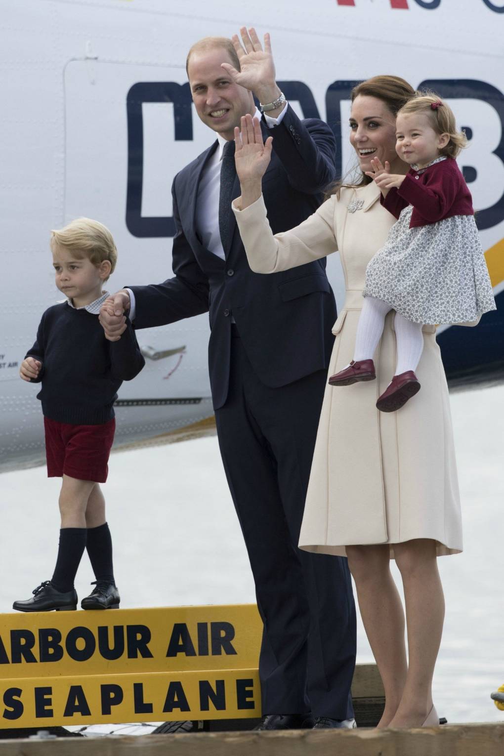 Prince George Leaving Canada: Plane Picture & Double Handed Wave ...