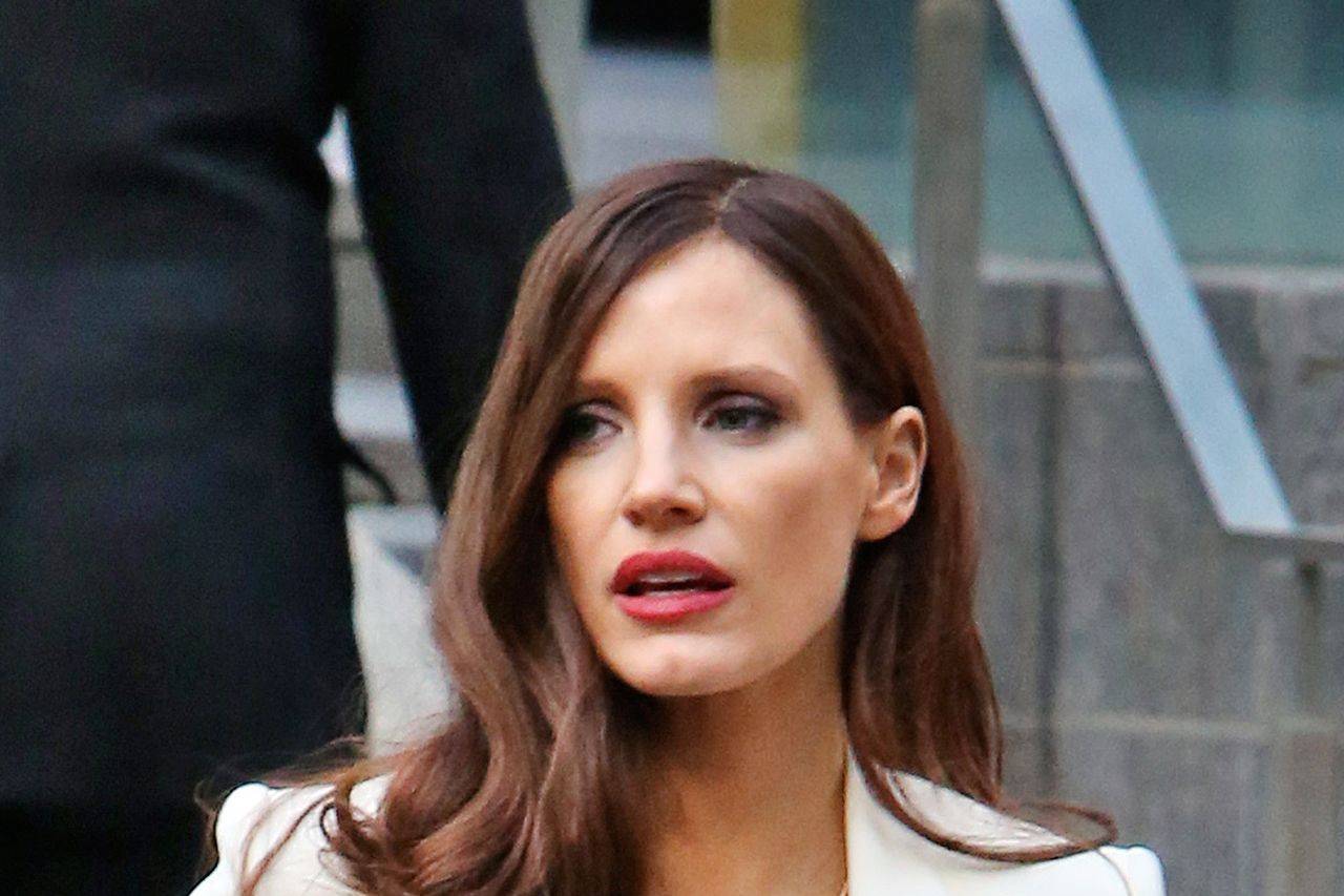 Jessica Chastain brunette hair 2016 - pictures on set | Glamour UK