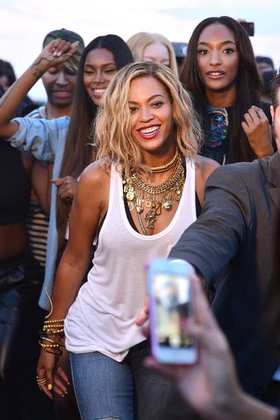 Beyonce And Jourdan Dunn On The Set Of A Music Video In Coney Island Glamour Uk