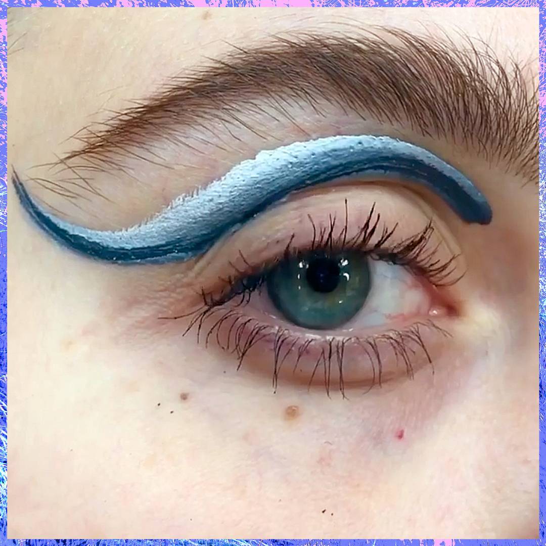 Image: Watch this Instagram user make a gradient cat eye with a single brushstroke