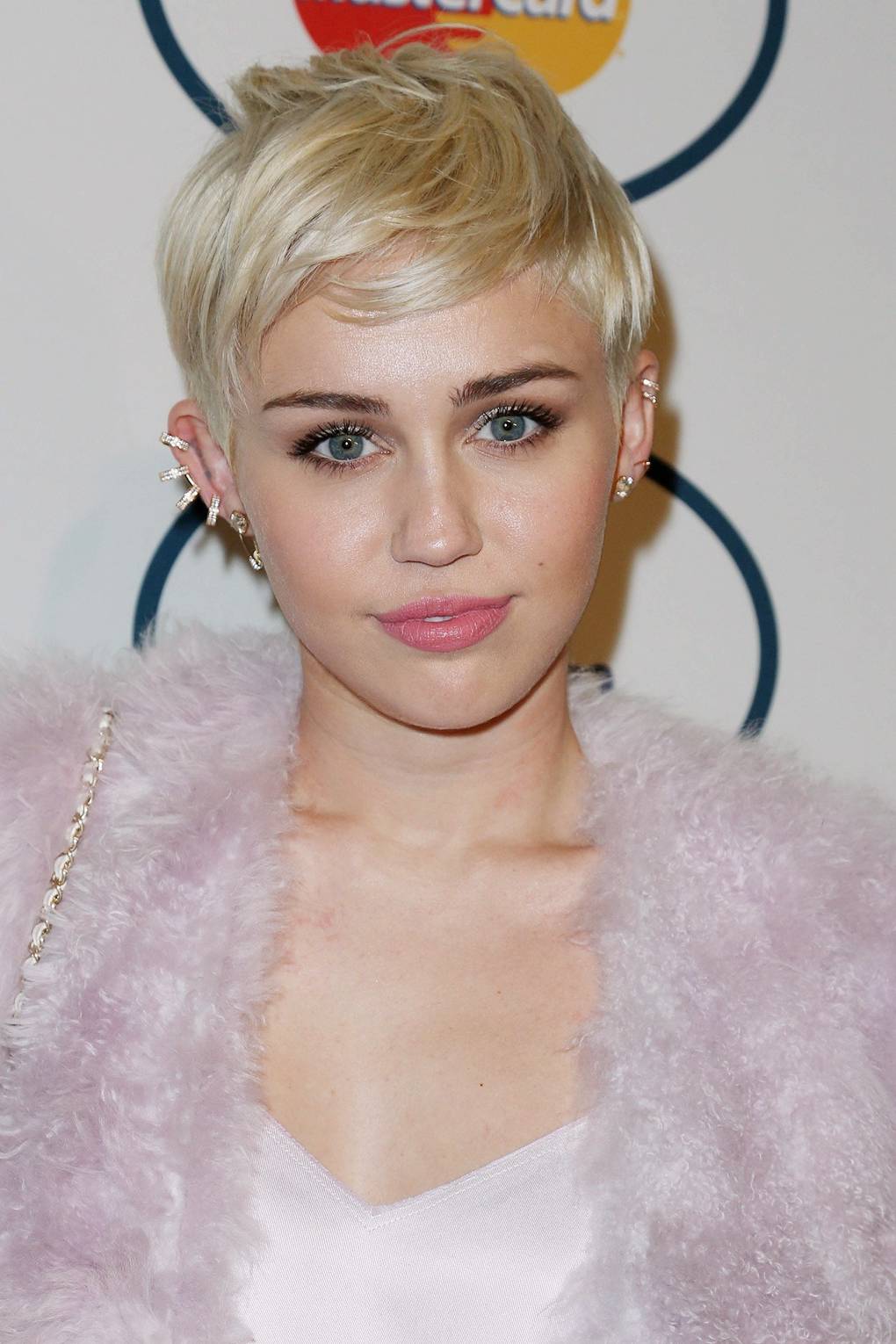 Miley Cyrus Hairstyles - Best Hair, Makeup & Beauty Looks | Glamour UK