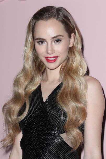 Suki Waterhouse hair & hairstyles - messy and long hair 