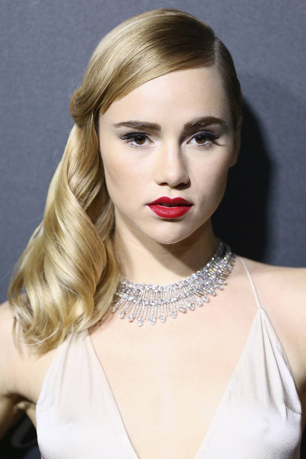 Suki Waterhouse hair & hairstyles - messy and long hair | Glamour UK