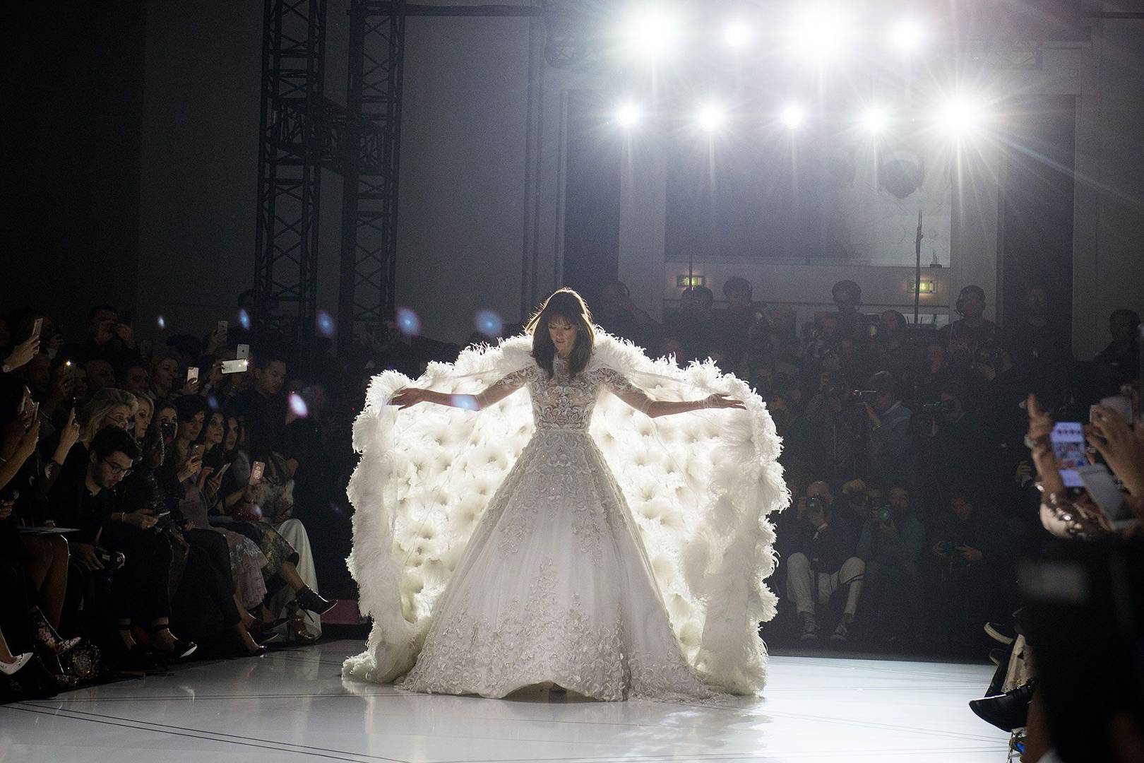 Alessandra Ambrosio Wedding Dress: Ralph &amp; Russo Catwalk | Glamour UK