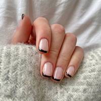 Schwarze French Tips