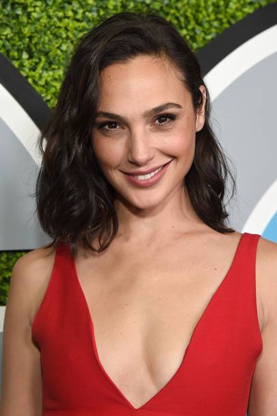 Gal Gadot Hairstyles Makeup Celebrity Beauty Wonder Woman Glamour Uk