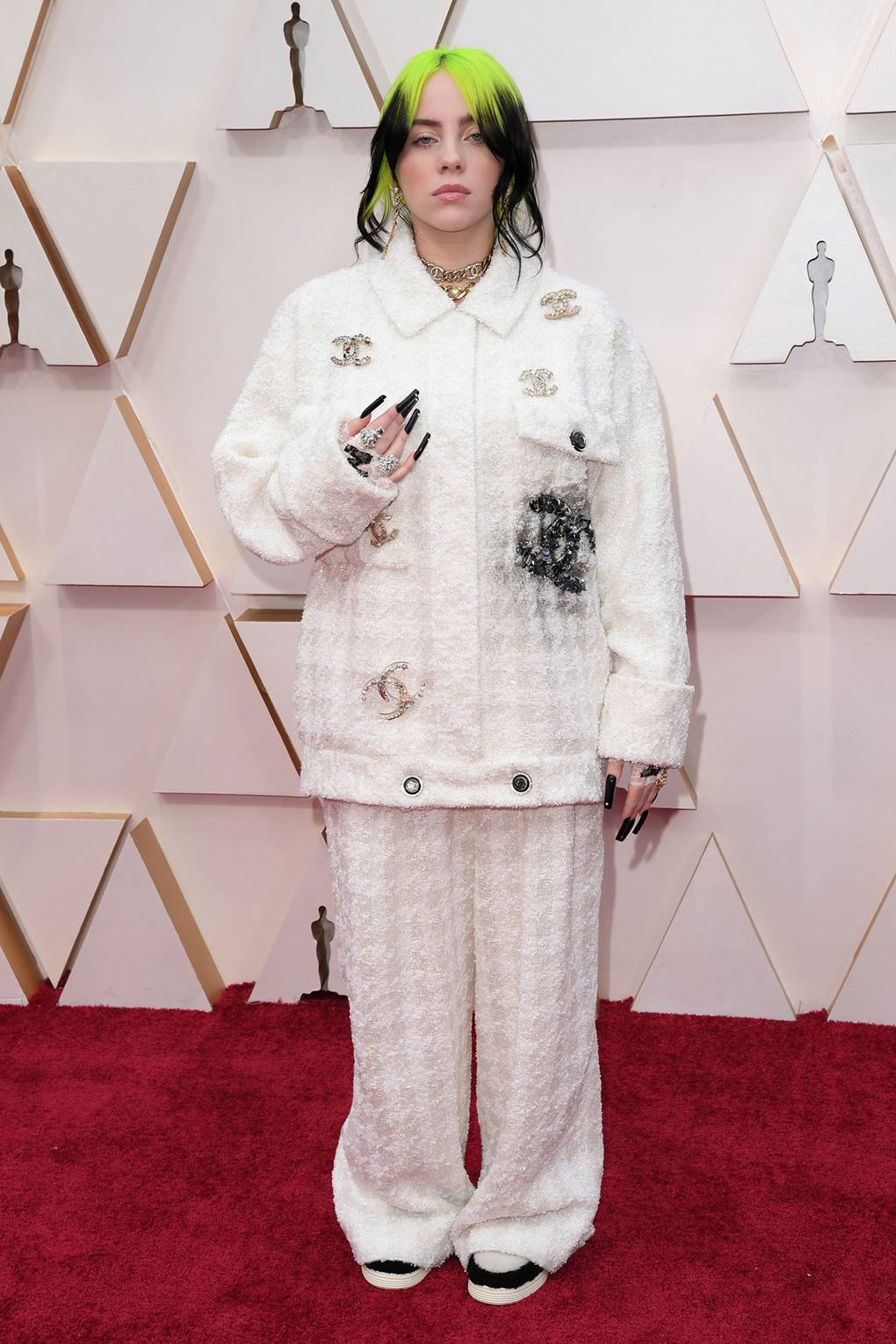 Billie Eilish Wears A Chanel Trouser Suit To The Oscars 2020 Red Carpet ...