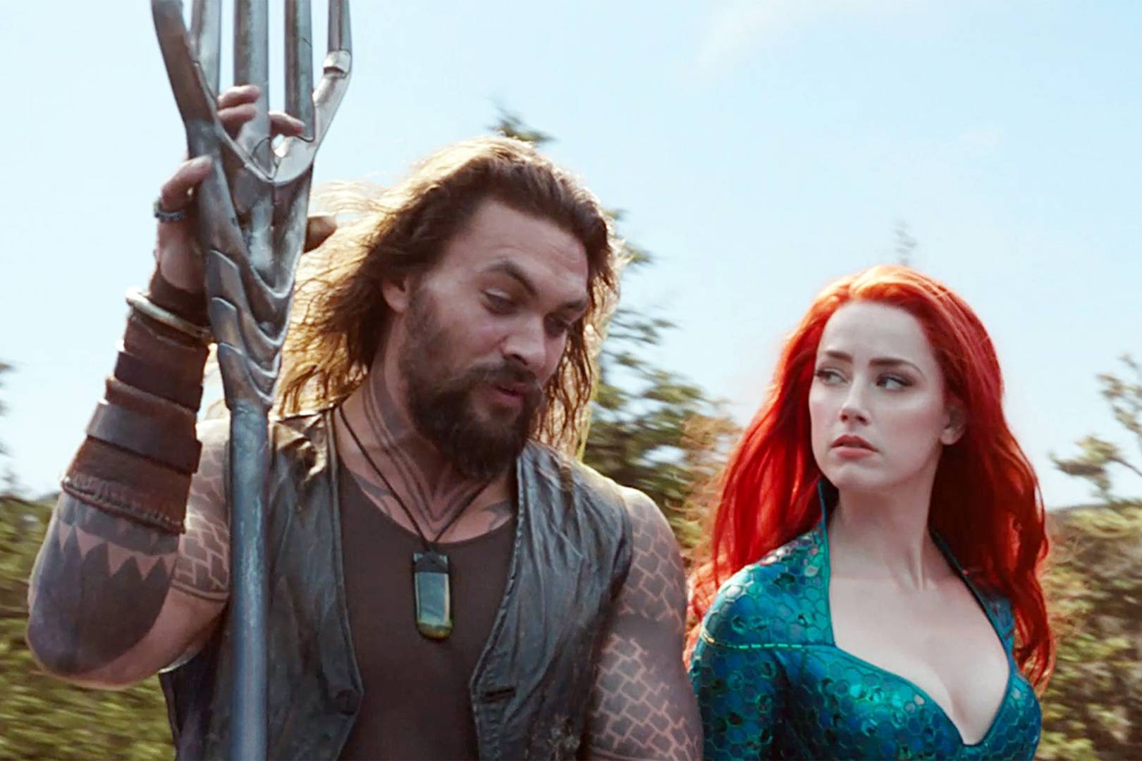 aquaman interview amber heard and jason momoa reveal their cleavage goals glamour uk amber heard and jason momoa