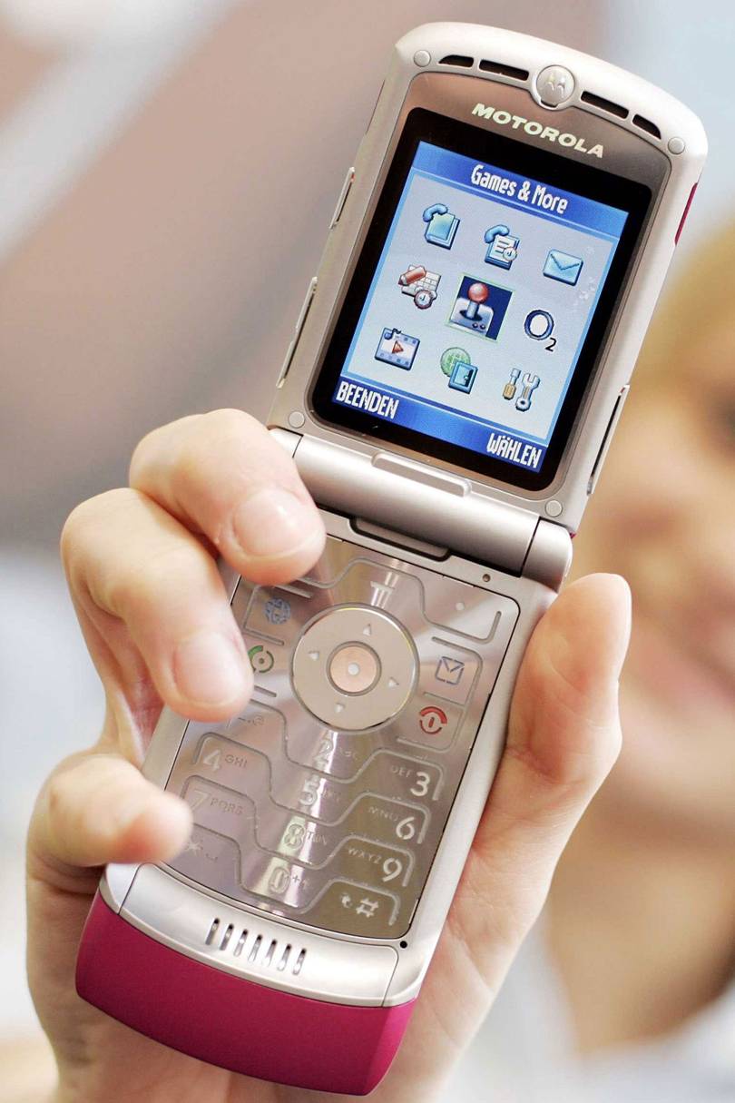 Motorola Razr flip phone is being brought back; 90s Glamour UK